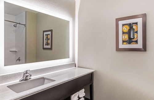 Kansas City Hotel | La Quinta Inn & Suites by Wyndham Kansas City Beacon Hill