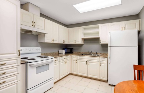 Fossil Park Hotel | La Quinta Inn & Suites by Wyndham St. Petersburg Northeast