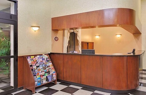 Queens Hotel | La Quinta Inn by Wyndham Queens (New York City)