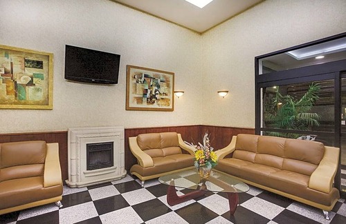 Queens Hotel | La Quinta Inn by Wyndham Queens (New York City)