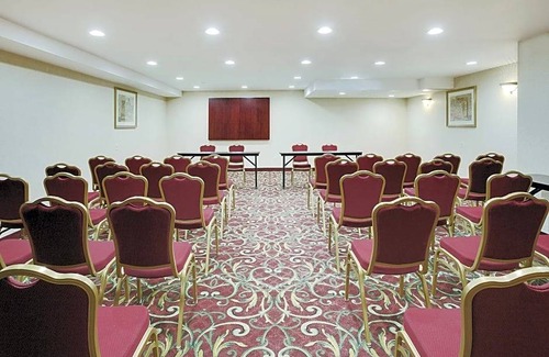 Queens Hotel | La Quinta Inn by Wyndham Queens (New York City)