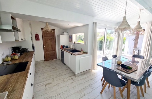 Fouras Villa | La Ruche, charming villa, enclosed garden, 5 min walk to beaches and pedestrian street