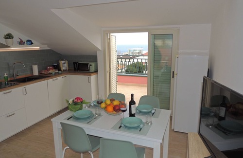 Stazzo Apartment | La Scogliera Apartment -50 m from the sea with breathtaking views of the sea and Mount Etna