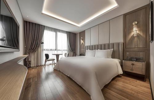 Downtown Ho Chi Minh City Hotel | La Siesta Premium Saigon