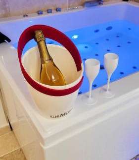 Quimper Apartment | - LA SUITE DELOS - JACUZZI 2 PLACES - CENTRE VILLE A PIED - LIT QUEEN SIZE - PARKING PRIVÉE - WIFI - City Center within walking distance -