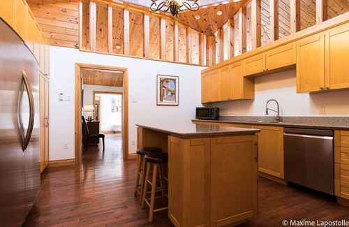 Sainte-Beatrix House | La Tour Boisée: Large Chalet in nature