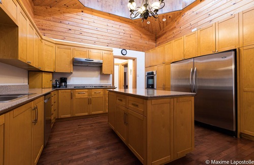 Sainte-Beatrix House | La Tour Boisée: Large Chalet in nature