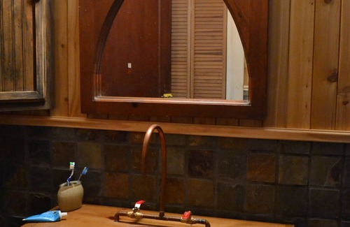 Saint-Etienne-De-Bolto Cottage | La vallée magique, grande maison familiale et rustique avec sauna.