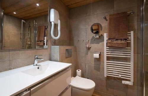 Vallandry Ski Chalet | La vente en poupe : Luxury chalet (11p). 5 bedrooms and 3 bathrooms. In the centre of Vallandry, with a beautiful view