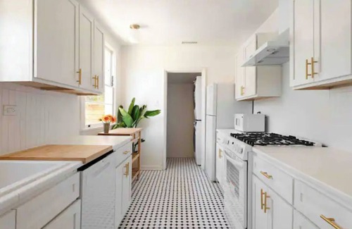 Sunset Junction Apartment | La Vie en Rose 1300 sqft Penthouse-VIEWS for days!-Book 31 nights to remove tax!