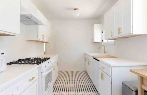 Sunset Junction Apartment | La Vie en Rose 1300 sqft Penthouse-VIEWS for days!-Book 31 nights to remove tax!