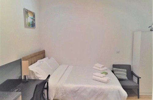 Ealing Apartment | La Vie - Entire Apartment - Next to Central District Elizabeth line Tube Station - Near Central London & Wembley