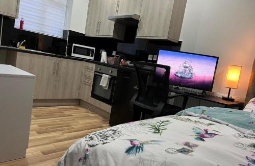 Ealing Apartment | La Vie - Entire Apartment - Next to Central District Elizabeth line Tube Station - Near Central London & Wembley