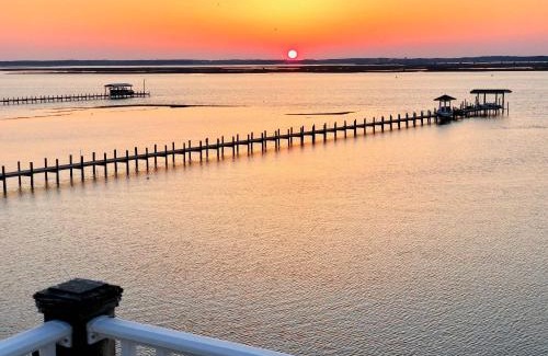 Chincoteague House | La Vie - Waterfront, boat dock & Pool!