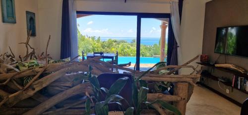 Nosy Boraha Villa | La VILLA ANKARENA Dans un domaine forestier tropical, PROPRIÉTÉ ENTIÈRE avec PISCINE PRIVEE, Wifi, TV Plage à 5 minutes à pieds