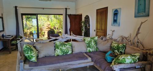 Nosy Boraha Villa | La VILLA ANKARENA Dans un domaine forestier tropical, PROPRIÉTÉ ENTIÈRE avec PISCINE PRIVEE, Wifi, TV Plage à 5 minutes à pieds