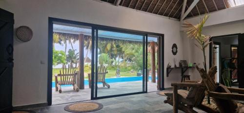 Nosy Boraha Villa | La VILLA BORAHA 300m2 PROPRIÉTÉ ENTIERE en bord de plage PISCINE PRIVEE Cuisine TV Wifi