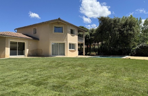 Saint-Didier Villa | La Villa de la Crau