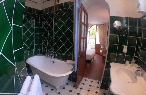 Vence Hotel | LA Villa Roseraie , Hotel Familial Ouvert Toute L Annee. Animaux Acceptes