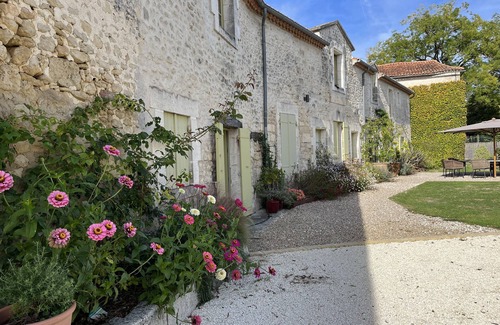 Gout-Rossignol House | La Villa Rossignol promet une escapade tranquille au milieu de la nature