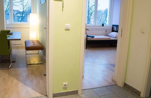 Langenfeld Apartment | LA04 Apartment in Langenfeld with TV & WiFi