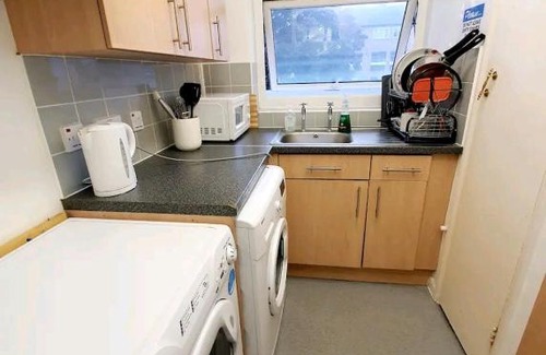 Manchester House | LA1 Hotel Themed Room 65 inch TV Free parking own fridge with park view