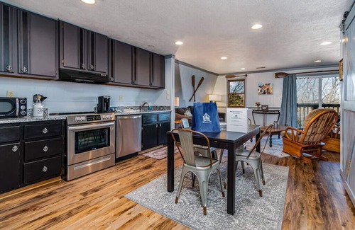 Big Cedars House | Labor Day Open-Lake Front King Suite: Full Kitchen-Deck-Shared Hot Tub-Free Tix Daily
