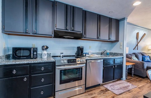 Big Cedars House | Labor Day Open-Lake Front King Suite: Full Kitchen-Deck-Shared Hot Tub-Free Tix Daily