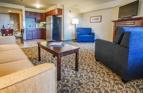 Ocean Drive House | Labor Day Weekend - Newport Condo with Breathtaking Views of Narragansett Bay