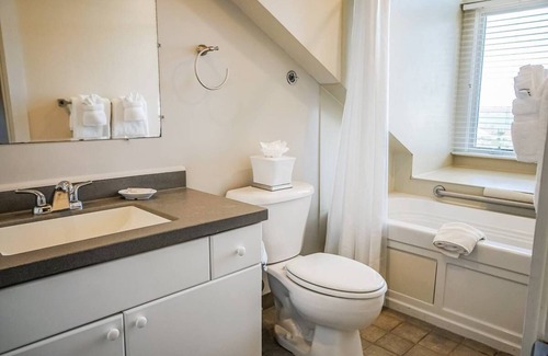 Ocean Drive House | Labor Day Weekend - Newport Condo with Breathtaking Views of Narragansett Bay