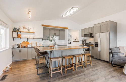Copperopolis House | Lady Luna Lake House & Bungalows by Lake Tulloch