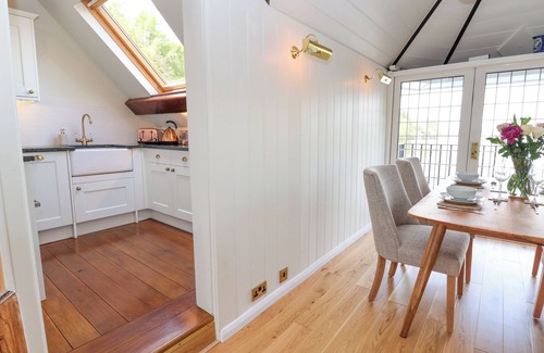 Horton Cottage | LADY OF THE LAKE, pet friendly, with hot tub in Rudyard Lake