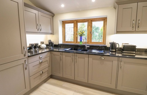 Newton Grange Cottage | LADYCROFT BARN, family friendly, with a garden in Ashbourne