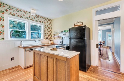 Prineville House | LaFollette - Restored Queen Anne cottage with vintage charm and modern amenities