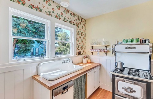 Prineville House | LaFollette - Restored Queen Anne cottage with vintage charm and modern amenities