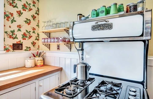 Prineville House | LaFollette - Restored Queen Anne cottage with vintage charm and modern amenities