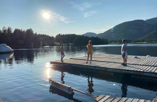 Kviteseid Ski Chalet | Laftet hytte i strandkanten med bade og fiske muligheter