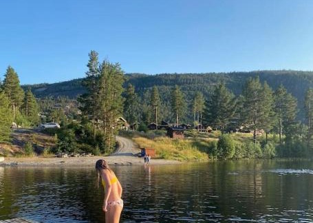 Kviteseid Ski Chalet | Laftet hytte i strandkanten med bade og fiske muligheter