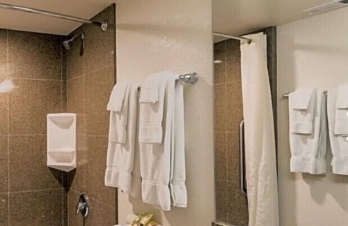 Big Bear Lake Hotel | Lagonita Lodge - Heated Indoor Pool & Spa - Game Room - On The Lake 2