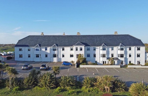 Trearddur Bay Apartment | Lagoon View - Sea View- Pet Friendly - 2 Bed Apt - En-suite
