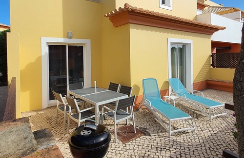 Chinicato House | Lagos Jardim de Meia Praia Town House