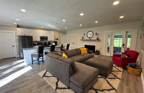 Spring City House | Laid back lake house with huge yard and fire pit. Family/Fisherman paradise!