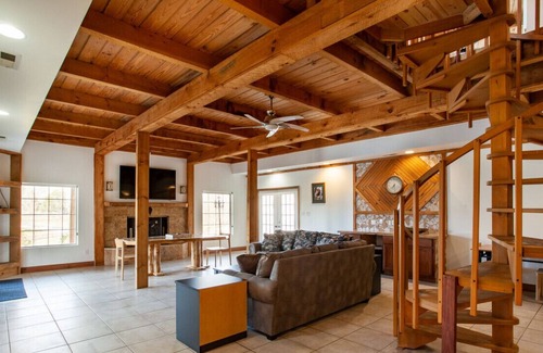 Lenoir City House | Laid-Back Lodge - Spacious Retreat in Lenoir City!