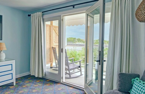 Cape May Hotel | Laid-Back Luxury – Heated Pool, Beach Access & Steps to the Shore