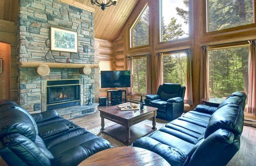 Fiddler Lake Resort Ski Chalet | Lake access and private indoor hot tub