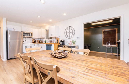 Pocono Lake Ski Chalet | Lake access/Arcade/Hot Tub and A/C! The best Pocono community- book now!