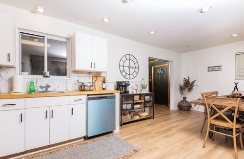 Pocono Lake Ski Chalet | Lake access/Arcade/Hot Tub and A/C! The best Pocono community- book now!