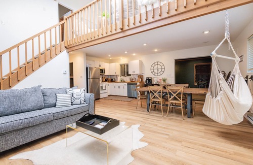 Pocono Lake Ski Chalet | Lake access/Arcade/Hot Tub and A/C! The best Pocono community- book now!