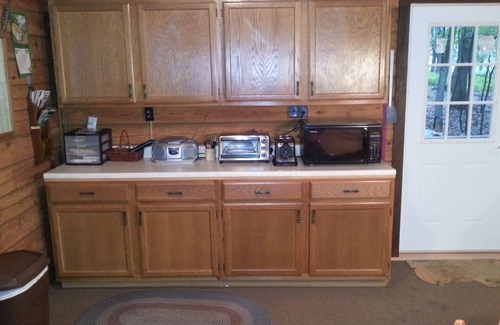Sky Valley Cabin | Lake Access Log Cabin perfect for Gatherings. Community Beach. Tot Lot.