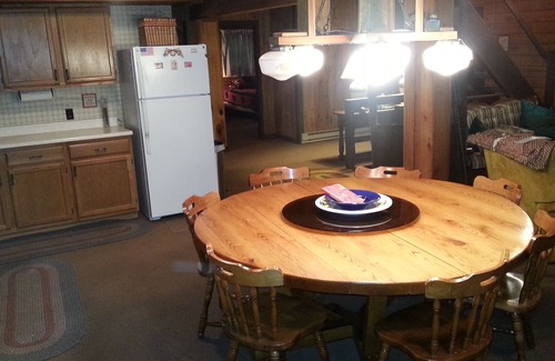 Sky Valley Cabin | Lake Access Log Cabin perfect for Gatherings. Community Beach. Tot Lot.